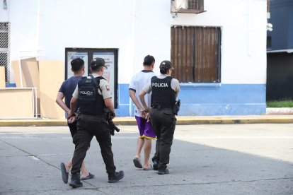 Detenidos por investigación de muerte en el Cementerio de Guayaquil.