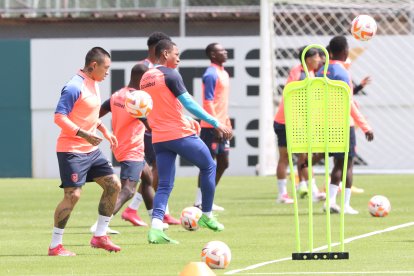 El lateral Cristian Ramírez durante el entrenamiento de la selección.