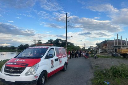 Personal del Cuerpo de Bomberos ayudó en la recuperación del cuerpo.