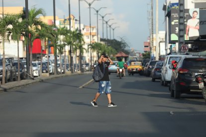Ciudadanos se protegían del calor en Guayaquil.