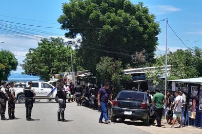 Wilfrido René Zambrano Pazmiño, un hombre de aproximadamente 40 años, cayó al suelo tras ser atacado a balazos cuando bajó de su vehículo para hacer unas compras.