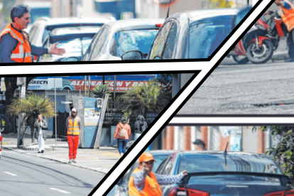 En el norte de Quito, están al acecho de quienes buscan estacionar sus carros en las veredas.