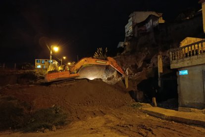Deslizamiento de tierra afectó viviendas en Loja.
