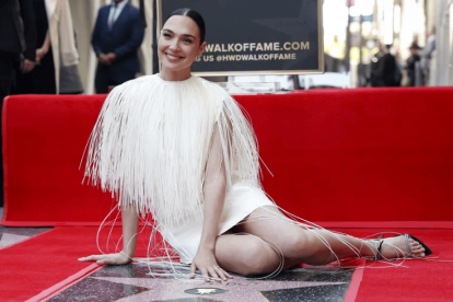 Gal Gadot recibe su estrella en el Paseo de la Fama de Hollywood.