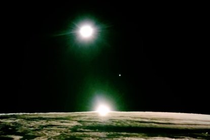 Imagen debajo del resplandor sobre la superficie de la Luna mientras el sol cae.