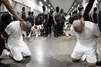 El gobierno de Trump endurece su política migratoria con la deportación de presuntos criminales venezolanos.