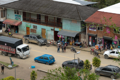 Fotografía del 16 de marzo de 2025 de personas caminando en El Chical (Ecuador).