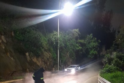 Los trabajos para remover escombros en Guápulo, oriente de Quito, se hicieron en la avenida Los Conquistadores.