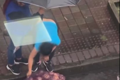 El clip circula en redes sociales. Se puede ver cómo lavan las papas en el asfalto.