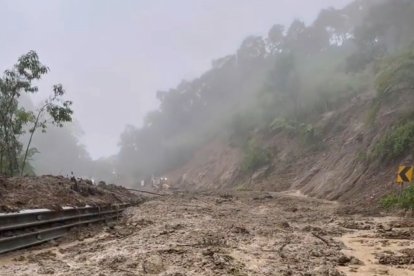 Gran deslizamiento de tierra deja incomunicada importante vía en Manabí.