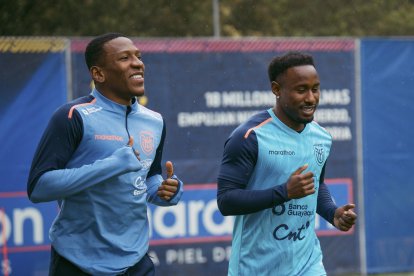 Pervis Estupiñán y John Yeboah en el entrenamiento en la Casa de la Selección.
