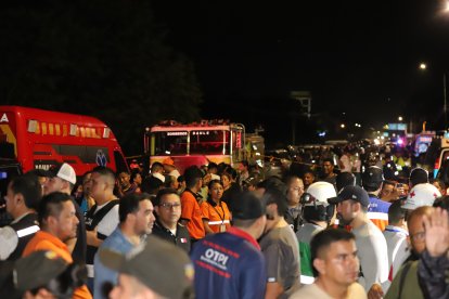 Algunas vehículos con personas en su interior se encontraban cruzando al momento el colapso.