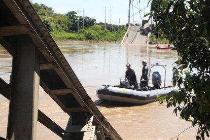 Personal de rescate continúa la búsqueda de los desaparecidos en el río Daule.
