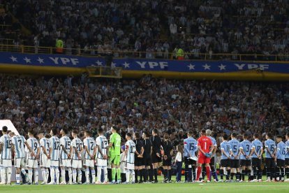AMDEP3138. BUENOS AIRES (ARGENTINA), 16/11/2023.- Jugadores de Argentina (i) y de Uruguay forman hoy, en un partido de las Eliminatorias Sudamericanas para la Copa Mundial de Fútbol 2026 entre Argentina y Uruguay en el estadio La Bombo en Buenos Aires (Argentina). EFE/ Luciano González