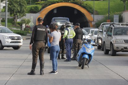 Fuera del túnel Santa Ana, en Guayaquil, tres personas fueron asesinadas.