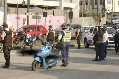 Los cadáveres quedaron en plena vía a la salida del túnel.