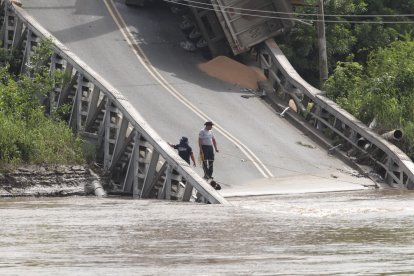 Cuatro cuerpos fueron rescatados tras el colapso del puente Gonzalo Icaza.
