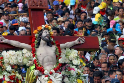 Todos los años, miles de Fieles participan en la solemne procesión de Semana Santa, una de las tradiciones más emblemáticas de Ecuador.