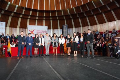 Angie fue galardonada en la ceremonia de aniversario de Concentración Deportiva de Pichincha donde lució una chaqueta que cubrió su vientre.