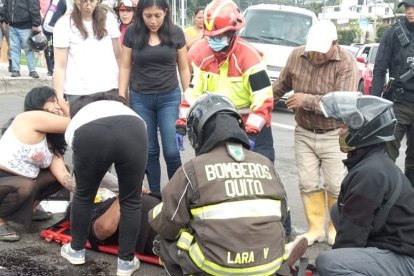 La mujer afectada fue llevada a un hospital.