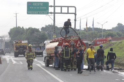 Bomberos dan versión sobre derrame de combustible en Guayaquil.