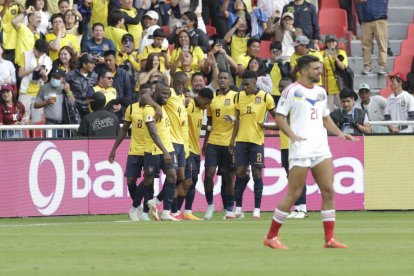 Jugadores de Ecuador celebraron en conjunto los dos goles de Enner Valencia en el triunfo 2-1 ante Venezuela