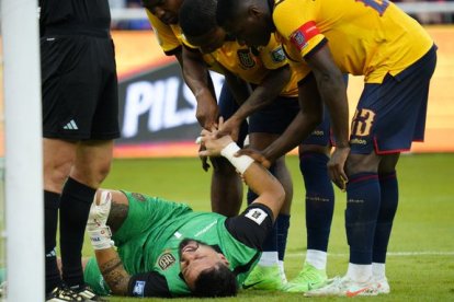 Momento en el que Hernán Galíndez sufre el inconveniente en su mano.