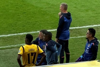 Darwin Guagua estaba listo para ingresar antes del gol de Venezuela.