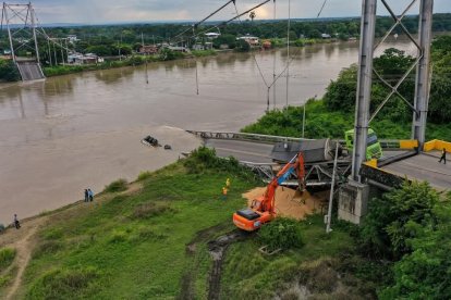 Este sábado retiraron uno de los vehículos pesados atrapados.