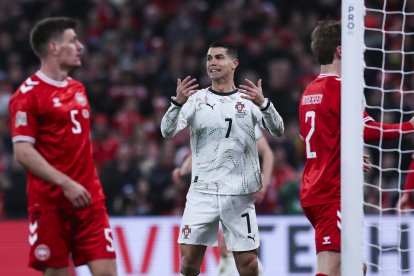 Portugal, de Cristiano Ronaldo, tiene que remontar a Dinamarca para seguir en el torneo.