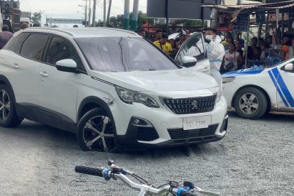 El conductor de este automóvil blanco  fue sorprendido por dos sujetos que se desplzaban en motocicleta.