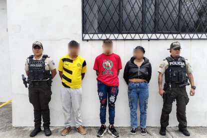 Los sospechosos fueron atrapados dentro del vehículo robado.