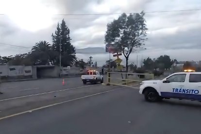 Agentes de tránsito han habilitado un contraflujo en la zona.