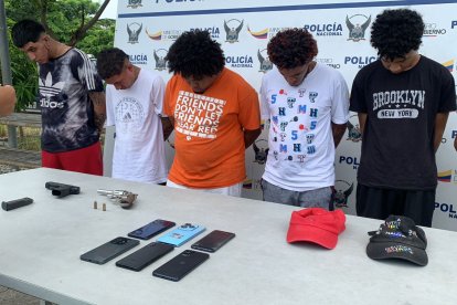 Los detenidos y evidencias presentados por la Policía.