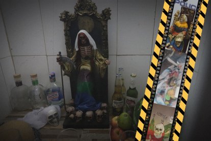 Algunos altares dedicados a la santa muerte han sido hallados durante operativos policiales y militares.