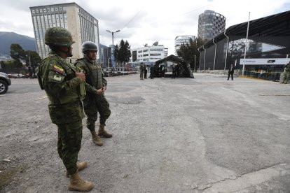 Militares custodian los ingresos a los medios públicos.