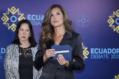 Debate Presidencial Ecuador: Ruth del Salto recibió sobres con preguntas como moderadora.