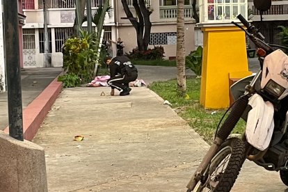 El cuerpo de uno de los menores quedó en el lugar.