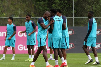 Enner Valencia y su alegría durante la práctica de la selección ecuatoriana.