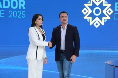 El momento del saludo para el debate de Daniel Noboa y Luisa González, la tensión creció luego.