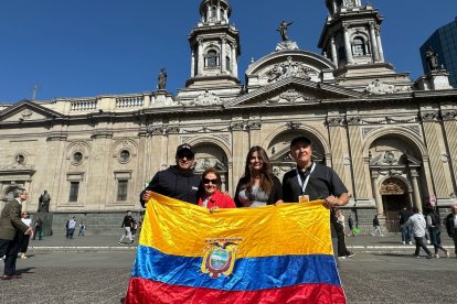 La familia Ocaña, que viajaron desde Ambato y Guayaquil para apoyar a la Tri