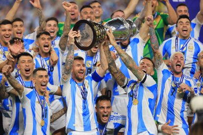 Argentina campeón del mundo recibe en su país a Brasil.