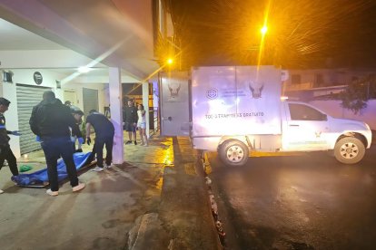 El hecho se registró cuando el afectado conversaba en los exteriores del local.