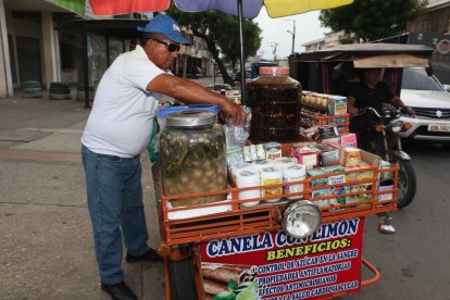 Wilson Rivera mezcla todo con agua de boldo y aloe vera, que prepara a diario.