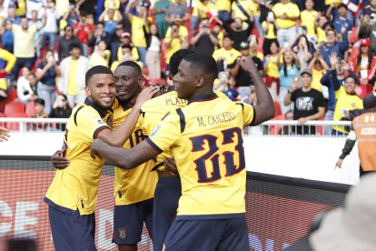 Pedro Vite (i) en la celebración de uno de los goles de la Tri.