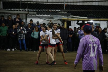 Karen Fraga, Estela Flores y Viviana Chamba celebran tras conseguir un punto durante el juego.