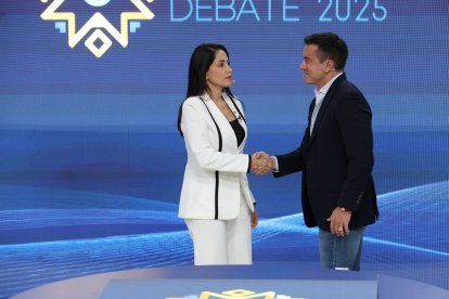 Daniel Noboa y Luisa González se acusaron de varias cosas luego de su apretón de manos.