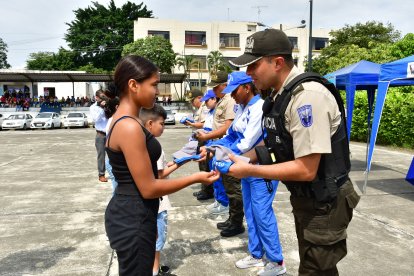 Este martes 25 de marzo, infantes recibieron sus camisetas para el curso.