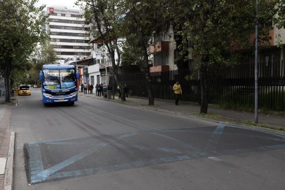 En la calzada son evidentes las marcas de las bruscas frenadas.