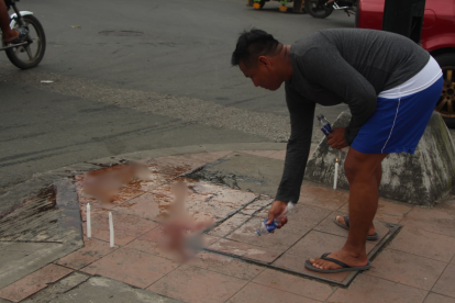Los moradores de Pascuales encendieron velas en honor a la víctima.